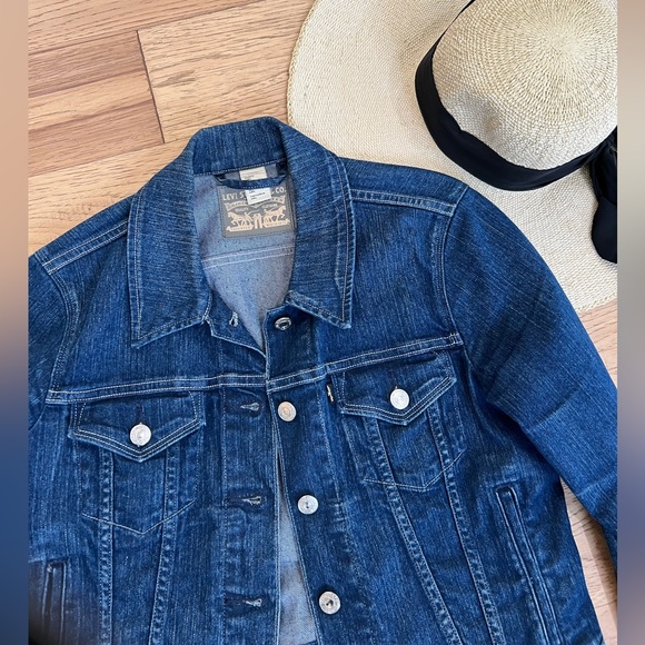 Levi’s Classic Jean Jacket - Picture 2 of 6
